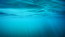 دانلود عکس زیبای استوک از نمای زیر آب و تابش پرتو نور به درون آب