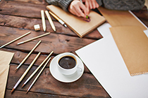 دانلود عکس زیبای فنجان قهوه بر روی میز طراحی