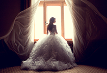 دانلود عکس زیبای مدل عروس در کنار پنجره