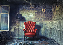 دانلود نمای داخلی اتاق قدیمی و تک صندلی قرمز رنگ
