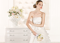 دانلود عکس زیبای مدل عروس با دسته گل رز سفید