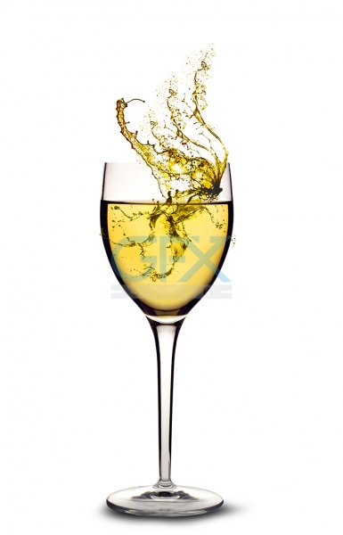 دانلود عکس استوک پاشیده شدن ذرات مایع در لیوان ایزوله شده در بک گراند سفید