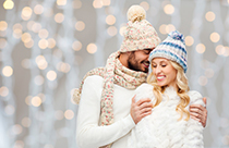 دانلود عکس استوک زن و مرد خندان با کلاه در زمستان