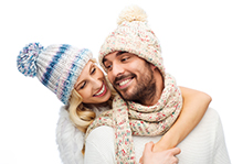 دانلود عکس استوک زن و شوهر خندان در زمستان
