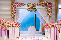 دانلود عکس استوک جشن عروسی با دکور زیبای گل