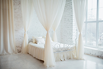 دانلود عکس استوک اتاق خواب با دکور سفید و تخت دو نفره