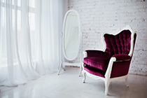 دانلود عکس استوک صندلی بنفش در اتاق دکور کلاسیک