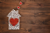 دانلود عکس استوک خانه دست ساز با شکل قلب در پس زمینه چوبی