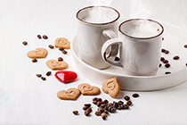 دانلود عکس استوک لیوان کاپوچینو به همراه کوکی