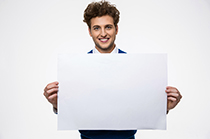 دانلود عکس زیبای استوک مرد خوشحال و در دست گرفتن بنر سفید