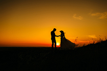 دانلود عکس زیبای بک لایت عروس و داماد هنگام غروب آفتاب