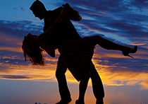 دانلود عکس زیبای بک لایت زوج جوان هنگام غروب آفتاب