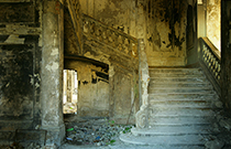 دانلود عکس نمای داخلی خانه مخروبه