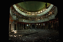 دانلود عکس نمای داخلی سالن تئاتر قدیمی و مخروبه