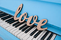 دانلود عکس استوک زیبای پیانو و love