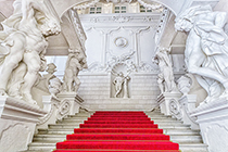 دانلود عکس استوک راه پله ورودی کاخ