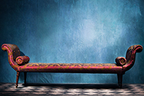 دانلود عکس استوک کاناپه بلند در اتاق آبی