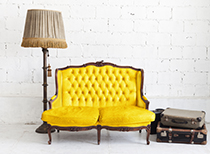 دانلود عکس استوک مبل زرد در اتاق سفید