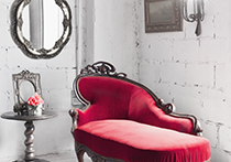 دانلود عکس استوک مبل قرمز در اتاق سفید