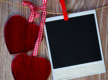 دانلود عکس استوک دو شیشه قلبی قرمز با قاب عکس خالی