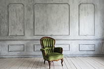 دانلود عکس استوک فضای داخلی اتاق با یک صندلی کلاسیک