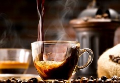 عکس ریختن قهوه داغ داخل لیوان