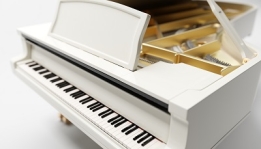 عکس پیانو کلاسیک سفید از نمای بالا