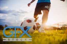 عکس شوت کردن توپ فوتبال در زمین