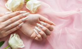 عکس مانیکور ناخن با بک گراند صورتی