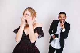 عکس سورپرایز کردن زن جوان توسط شوهر