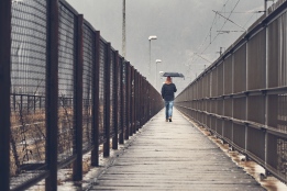 عکس راه رفتن مرد به تنهایی با چتر