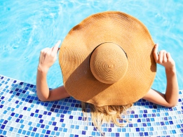 عکس با مفهوم شنا کردن در گرمای تابستان