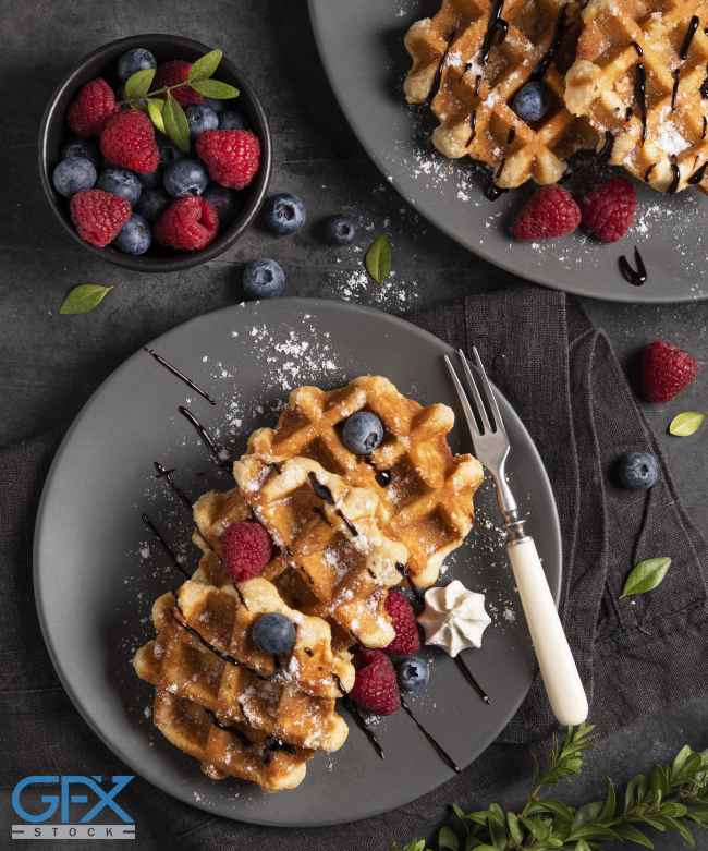 توت وافل بلژیکی تمشک بلوبری از نمای بالا