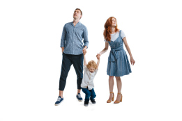 عکس با موضوع خانواده خوشحال در بک گراند سفید