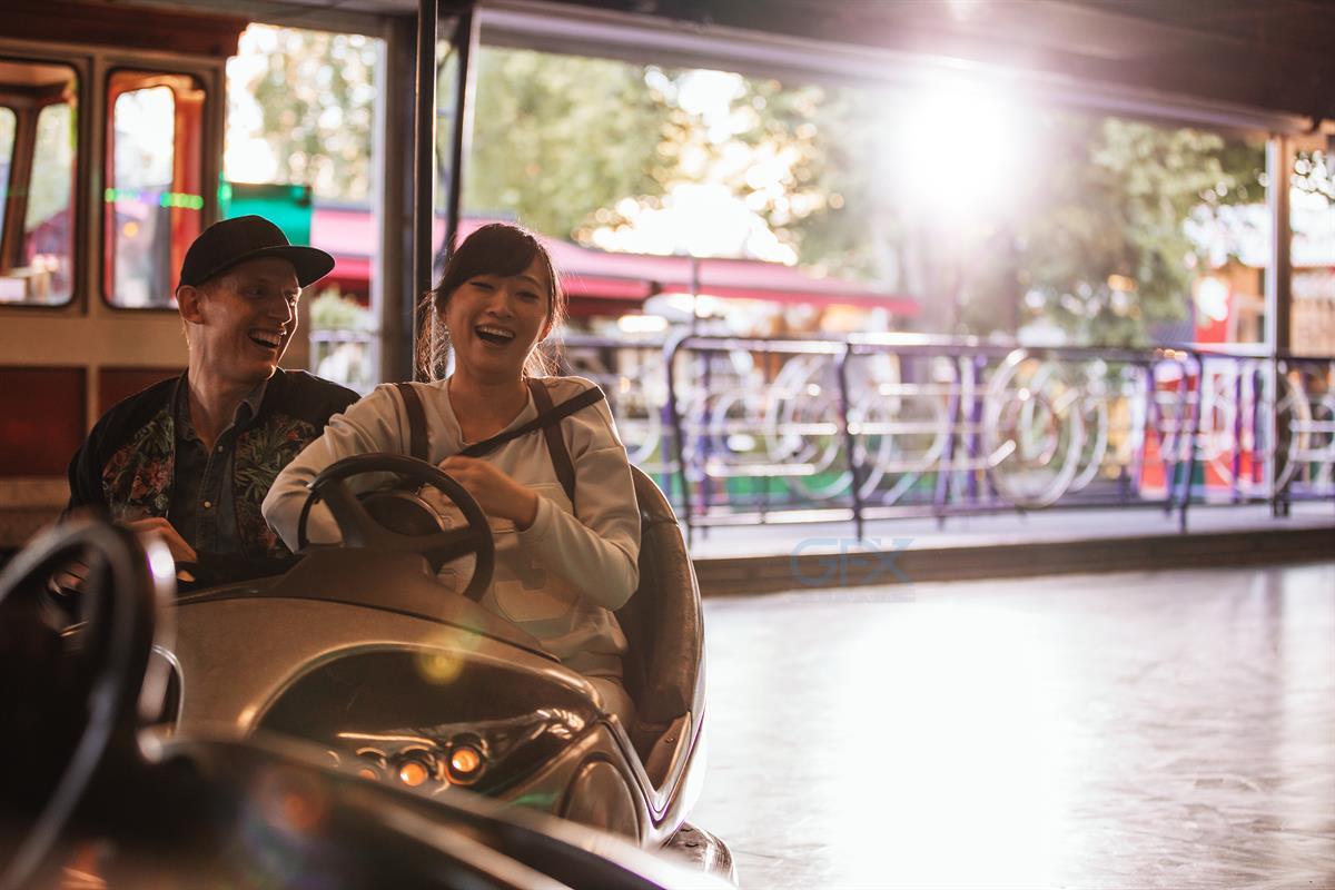 جوانان در Bumper Car | Young Couple در شهربازی