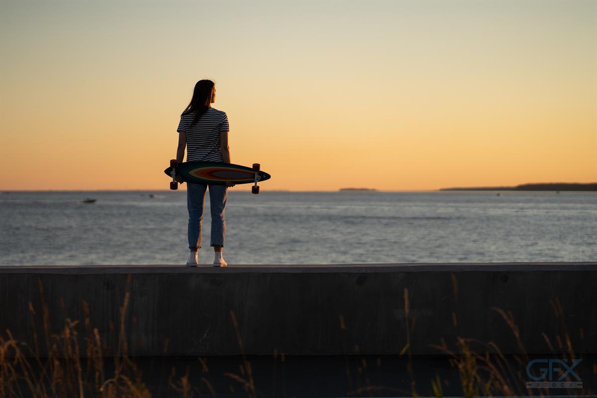 دختر Longboard در غروب Sunset — استایل جوان و آرام