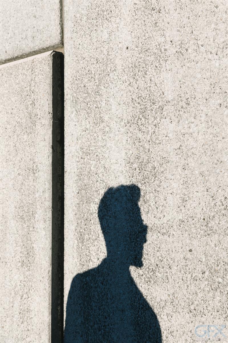 سایه مرد جوان Shadow of a Young Man - عکس بک‌گراند