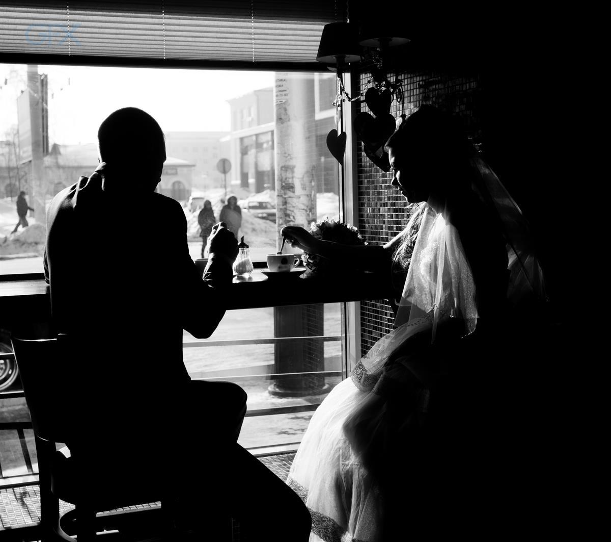 سایه عروس و داماد Silhouette in Cafe برای عکس استوک ازدواج