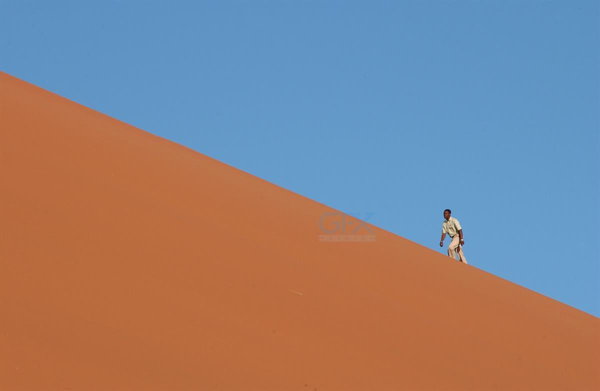 صعود شن‌تپه در Namibia | Man Climbing A Sand Dune