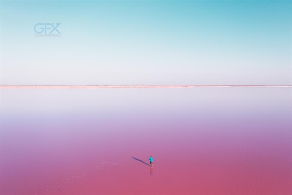 مرد تنها در دریاچه صورتی | Lonely Man in Pink Lake