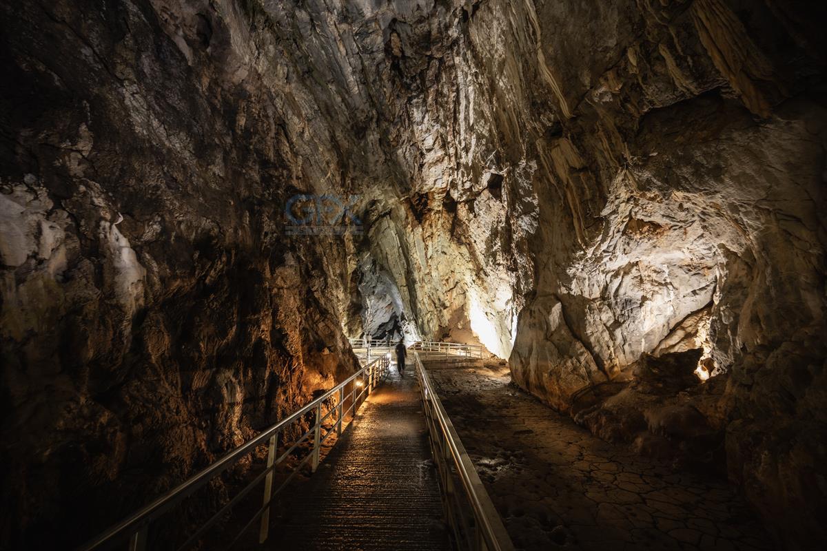 مسیر نورانی در غار تاریک Cave Illuminated Path