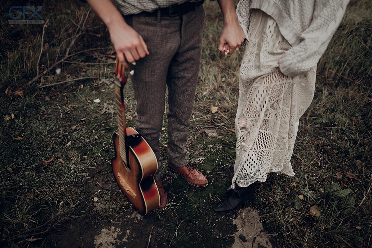 پوز بوهو Boho Couple در مزرعه با گیتار - Lifestyle Photo