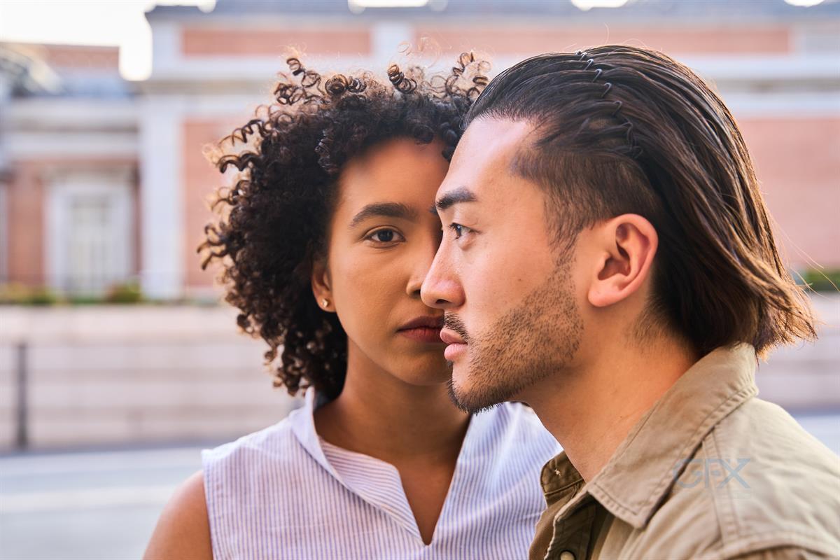 زوج شهری Young Couple در نور ملایم: عکس استوک عاشقانه