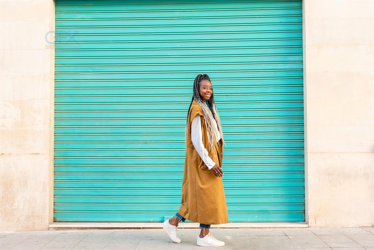 عکس فشن Urban Braided: دختر African American در خیابان