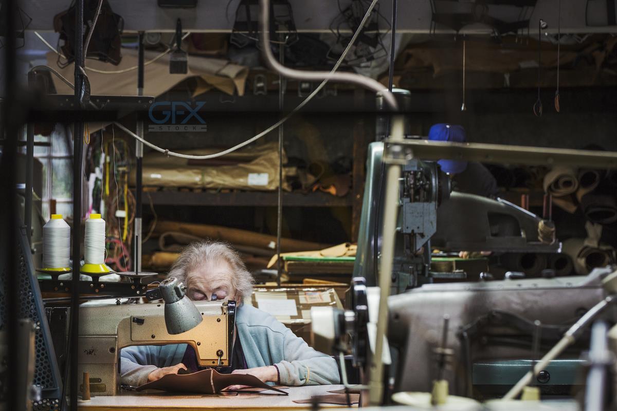 زن سالمند چرم‌دوز | Senior Leatherworker
