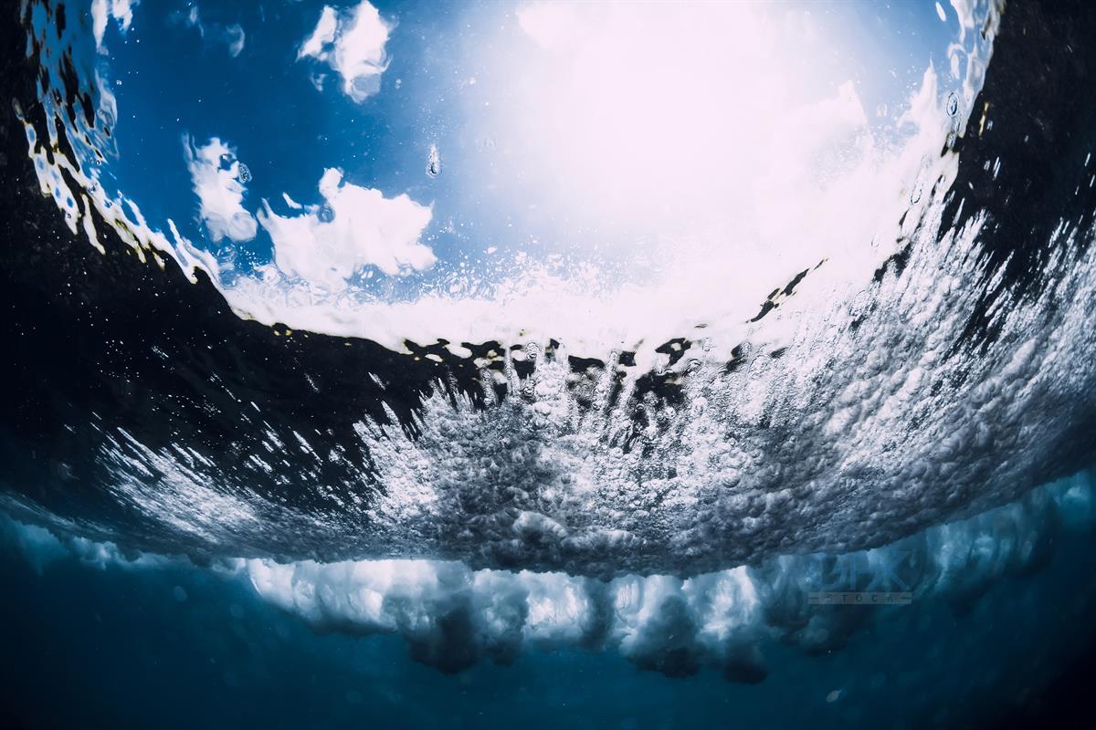 موج شکسته زیرآب Crashing Wave with Foam