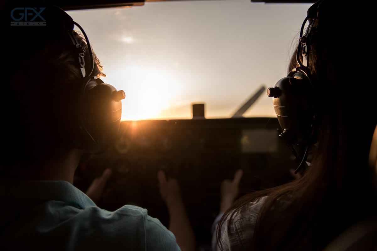 عکس Couple in aircraft برای دانلود در جی اف ایکس استوک