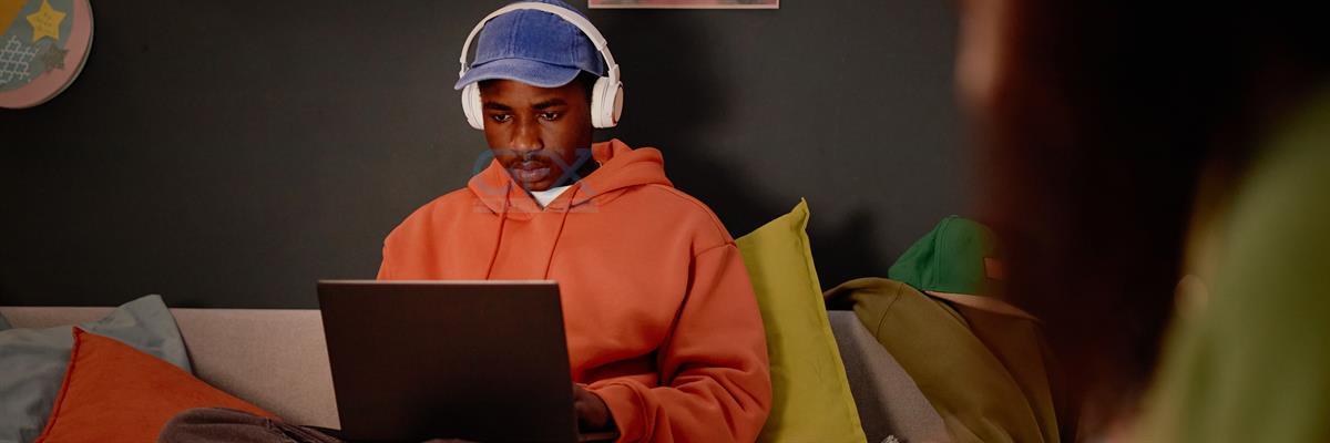 پسر با هدفون و Laptop در خانه | Lifestyle Photo