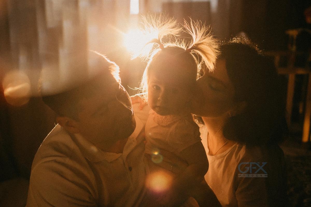 خانواده شاد و لحظه‌های Cozy Home — Happy Family