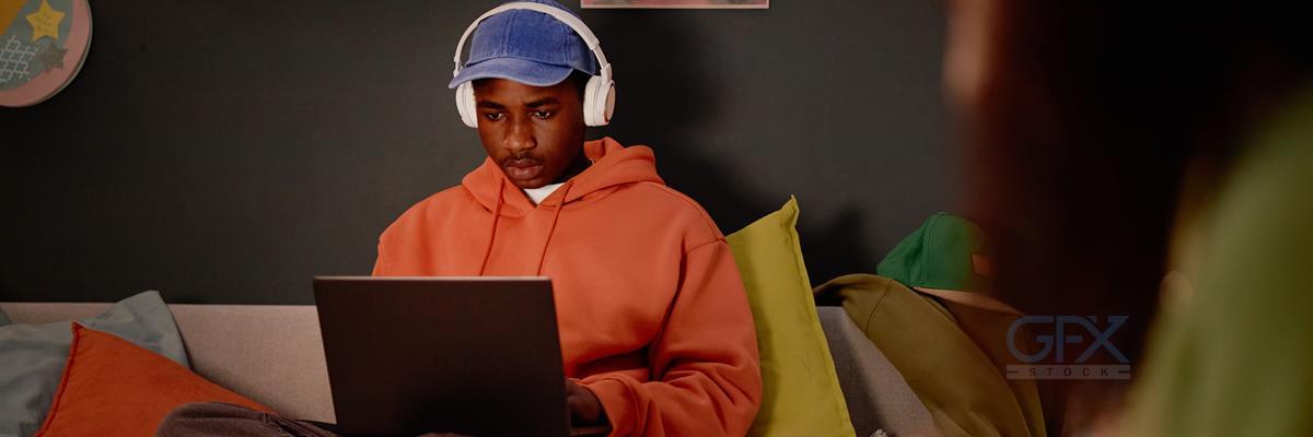 پسر با هدفون روی کاناپه - Boy with Headphones